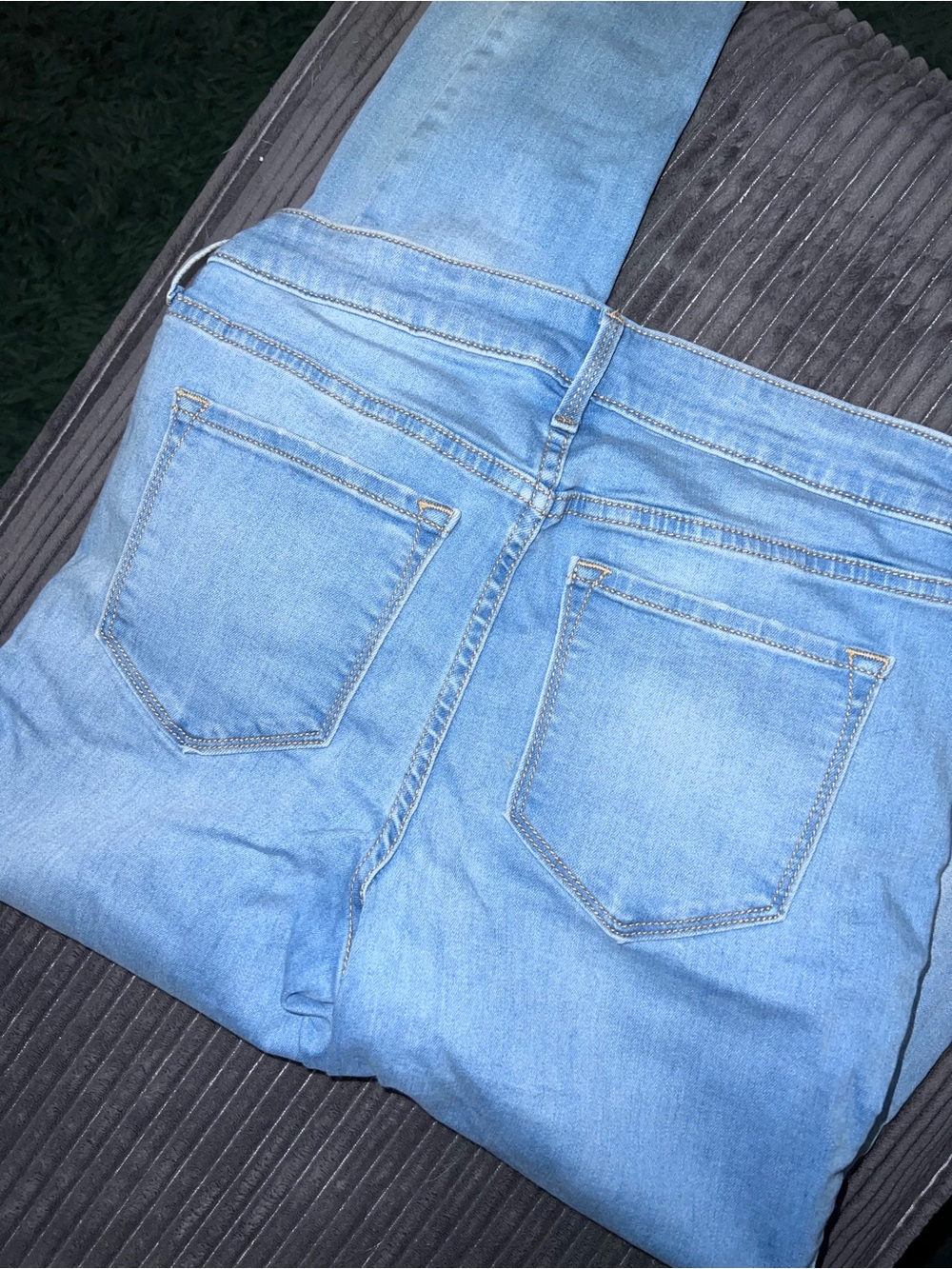 Old Navy Women's Light Blue Skinny Jeans with Subtle Distress - Picture 4 of 4